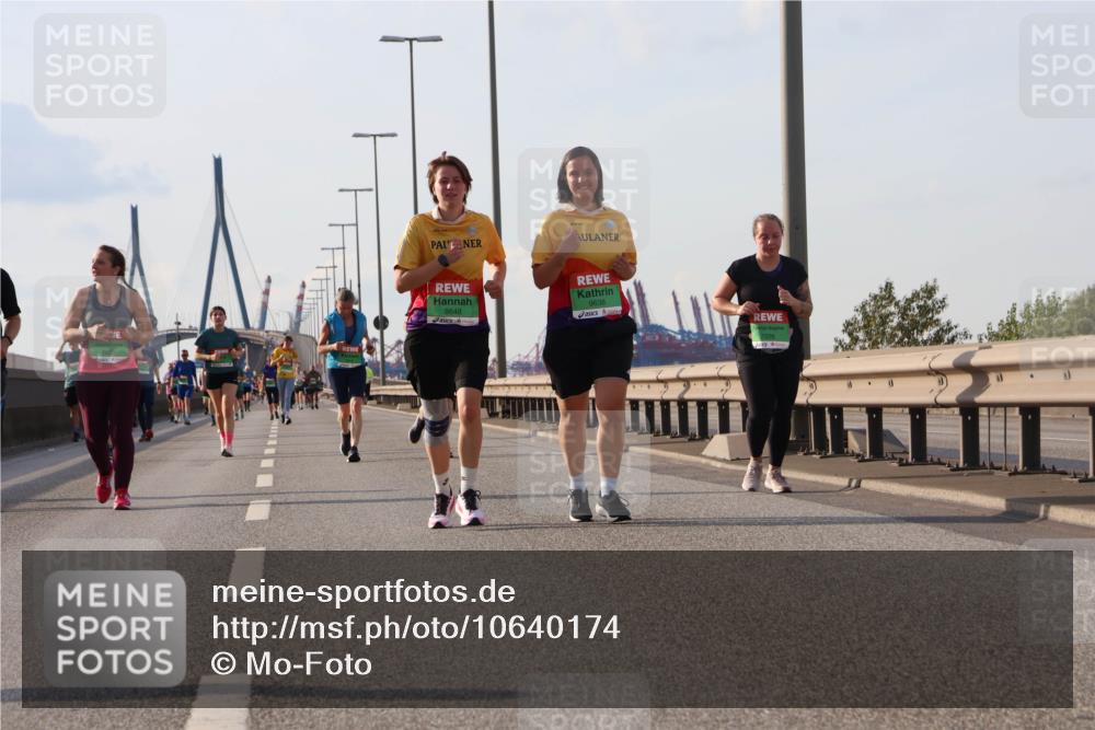 03.10.2026 - Köhlbrandbrückenlauf Mo-Foto http://msf.ph/oto/10640174 03.10.2026 16:17:39 Position 3 9648, 9638 meine-sportfotos.de
