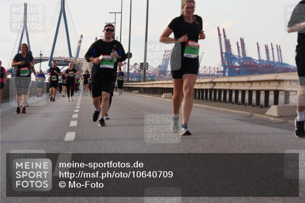 03.10.2026 - Köhlbrandbrückenlauf Mo-Foto http://msf.ph/oto/10640709 03.10.2026 16:19:23 Position 3  meine-sportfotos.de