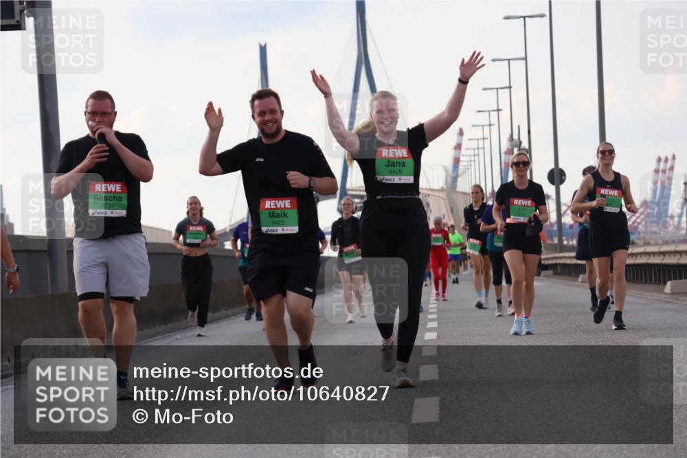 03.10.2026 - Köhlbrandbrückenlauf Mo-Foto http://msf.ph/oto/10640827 03.10.2026 16:19:39 Position 3 8731, 9423, 9429 meine-sportfotos.de
