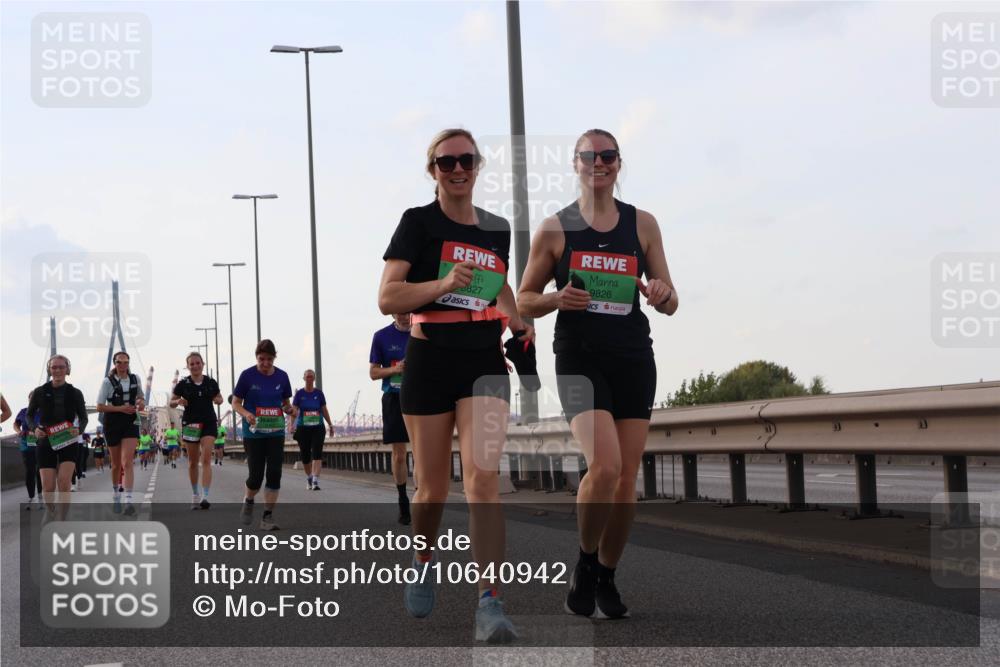 03.10.2026 - Köhlbrandbrückenlauf Mo-Foto http://msf.ph/oto/10640942 03.10.2026 16:19:51 Position 3 9827, 9826 meine-sportfotos.de