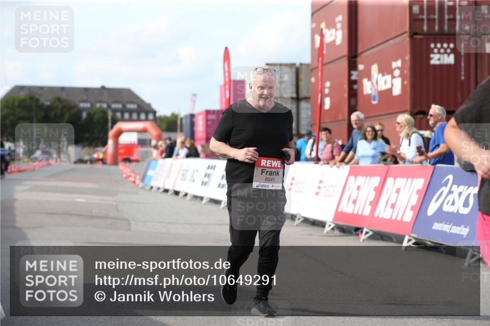 03.10.2026 - Köhlbrandbrückenlauf Jannik Wohlers http://msf.ph/oto/10649291 03.10.2026 13:54:51 Ziel 6366, 6541 meine-sportfotos.de