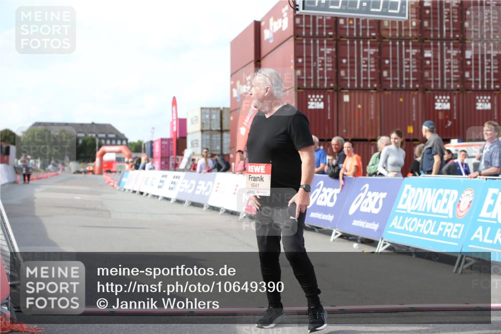 03.10.2026 - Köhlbrandbrückenlauf Jannik Wohlers http://msf.ph/oto/10649390 03.10.2026 13:54:53 Ziel 6366, 6541 meine-sportfotos.de