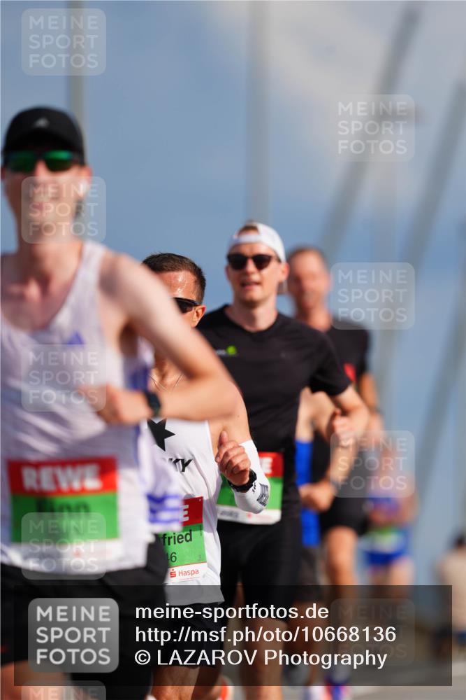 03.10.2026 - Köhlbrandbrückenlauf LAZAROV Photography http://msf.ph/oto/10668136 03.10.2026 15:18:26 Position 1 16 meine-sportfotos.de