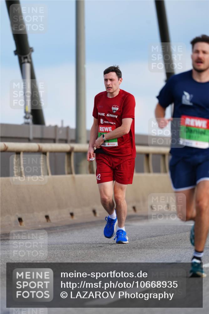 03.10.2026 - Köhlbrandbrückenlauf LAZAROV Photography http://msf.ph/oto/10668935 03.10.2026 15:21:09 Position 1 2 meine-sportfotos.de