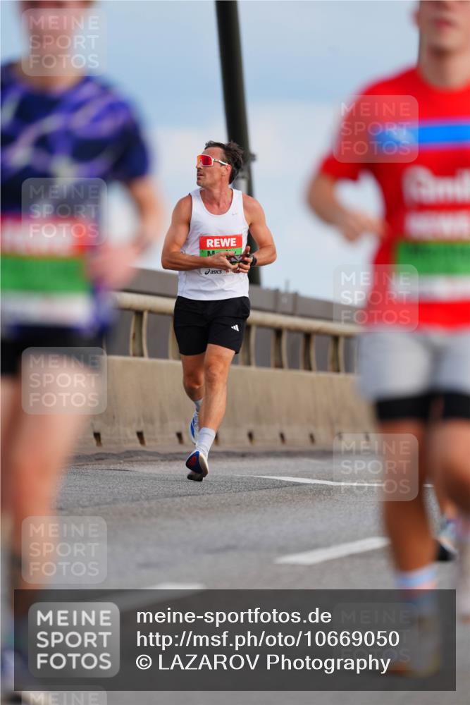 03.10.2026 - Köhlbrandbrückenlauf LAZAROV Photography http://msf.ph/oto/10669050 03.10.2026 15:21:30 Position 1  meine-sportfotos.de