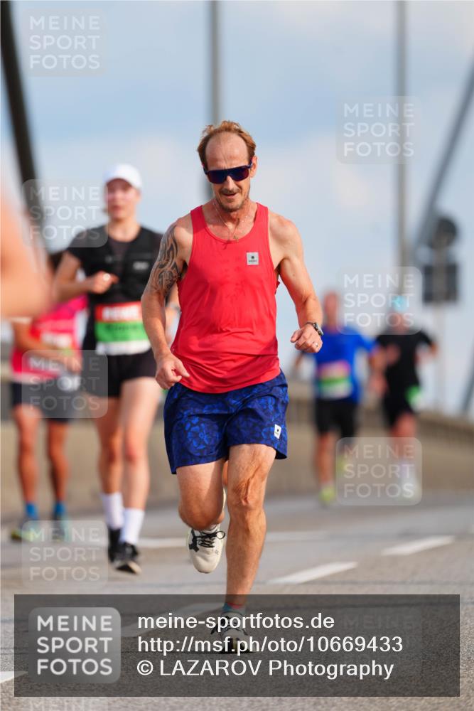 03.10.2026 - Köhlbrandbrückenlauf LAZAROV Photography http://msf.ph/oto/10669433 03.10.2026 15:22:35 Position 1  meine-sportfotos.de