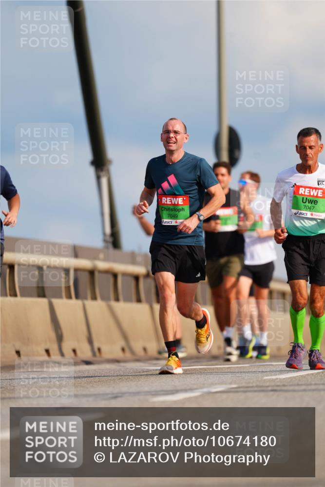 03.10.2026 - Köhlbrandbrückenlauf LAZAROV Photography http://msf.ph/oto/10674180 03.10.2026 15:26:14 Position 1 7049, 7047 meine-sportfotos.de