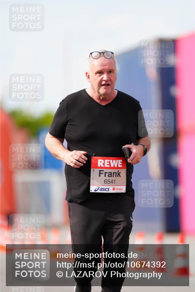 03.10.2026 - Köhlbrandbrückenlauf LAZAROV Photography http://msf.ph/oto/10674392 03.10.2026 13:54:18 Ziel 6541, 6366, 6541 meine-sportfotos.de