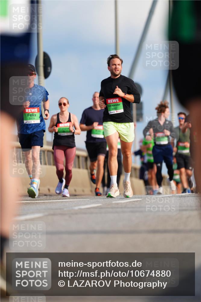 03.10.2026 - Köhlbrandbrückenlauf LAZAROV Photography http://msf.ph/oto/10674880 03.10.2026 15:28:18 Position 1 8939, 8887 meine-sportfotos.de