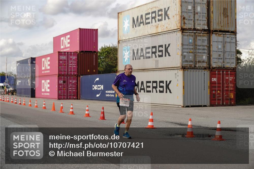 03.10.2026 - Köhlbrandbrückenlauf Michael Burmester http://msf.ph/oto/10707421 03.10.2026 13:53:28 Ziel 4854, 5404, 6190, 6353 meine-sportfotos.de