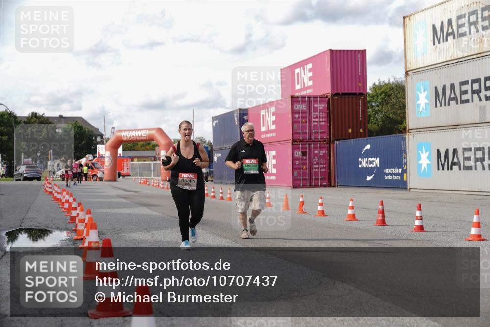 03.10.2026 - Köhlbrandbrückenlauf Michael Burmester http://msf.ph/oto/10707437 03.10.2026 13:53:39 Ziel 4854, 4926 meine-sportfotos.de