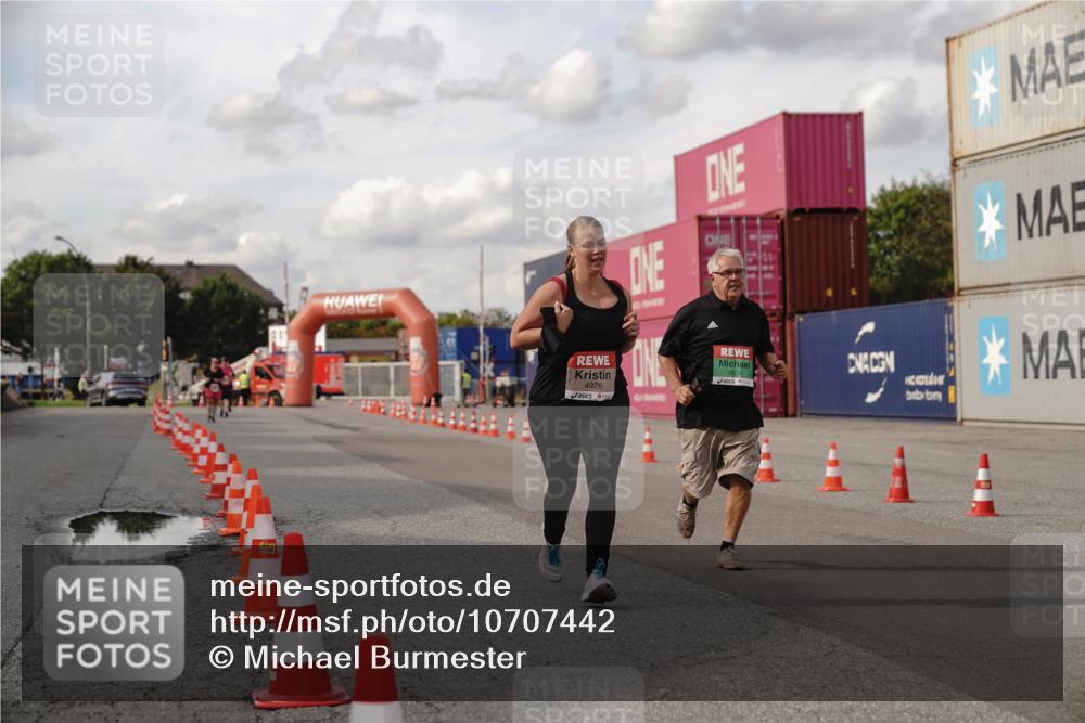 03.10.2026 - Köhlbrandbrückenlauf Michael Burmester http://msf.ph/oto/10707442 03.10.2026 13:53:40 Ziel 4854, 4926 meine-sportfotos.de