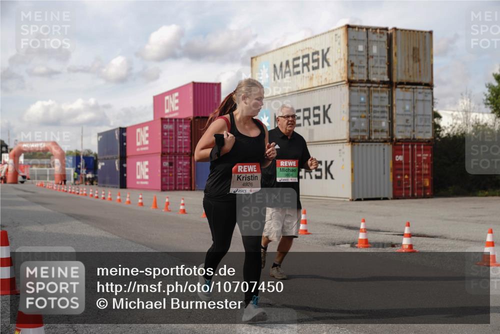 03.10.2026 - Köhlbrandbrückenlauf Michael Burmester http://msf.ph/oto/10707450 03.10.2026 13:53:41 Ziel 4854, 4926 meine-sportfotos.de