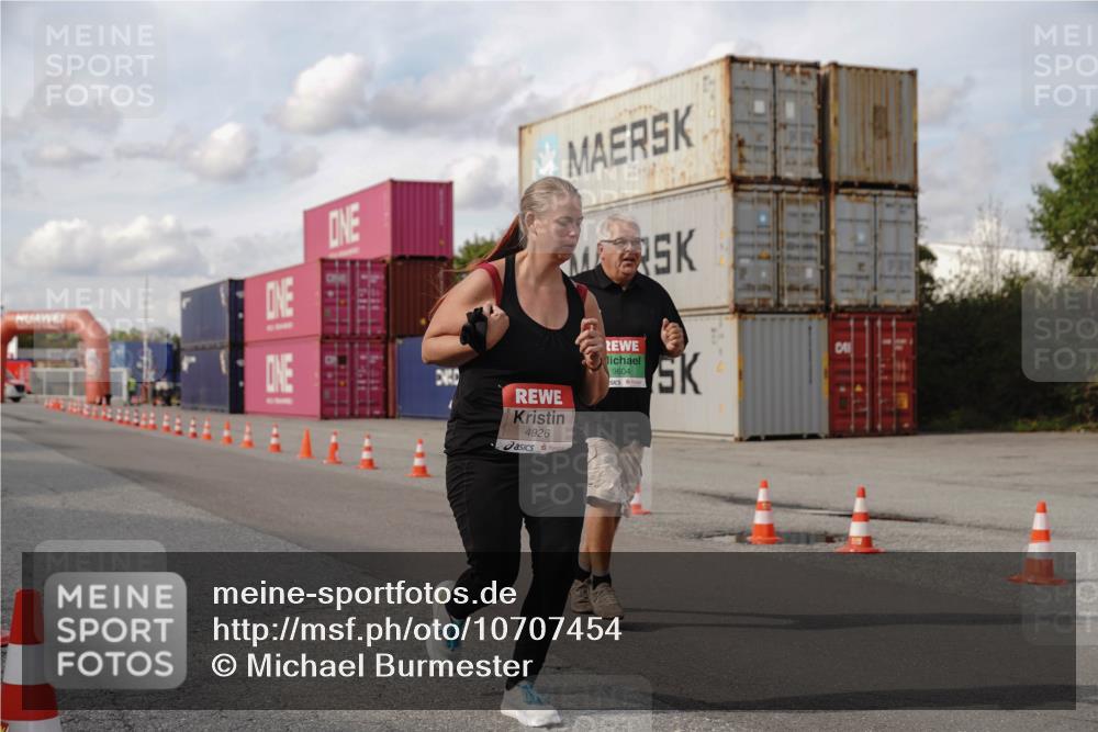 03.10.2026 - Köhlbrandbrückenlauf Michael Burmester http://msf.ph/oto/10707454 03.10.2026 13:53:41 Ziel 4854, 4926 meine-sportfotos.de