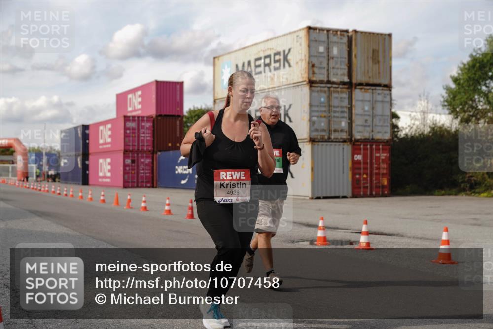 03.10.2026 - Köhlbrandbrückenlauf Michael Burmester http://msf.ph/oto/10707458 03.10.2026 13:53:42 Ziel 4854, 4926 meine-sportfotos.de