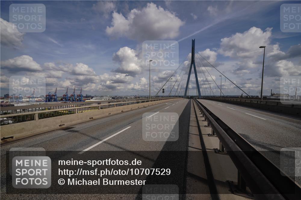 03.10.2026 - Köhlbrandbrückenlauf Michael Burmester http://msf.ph/oto/10707529 03.10.2026 14:51:21 Ziel  meine-sportfotos.de