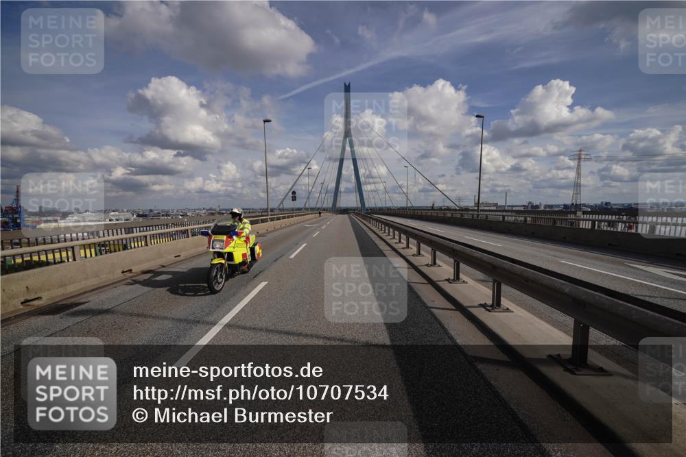 03.10.2026 - Köhlbrandbrückenlauf Michael Burmester http://msf.ph/oto/10707534 03.10.2026 14:51:43 Ziel  meine-sportfotos.de