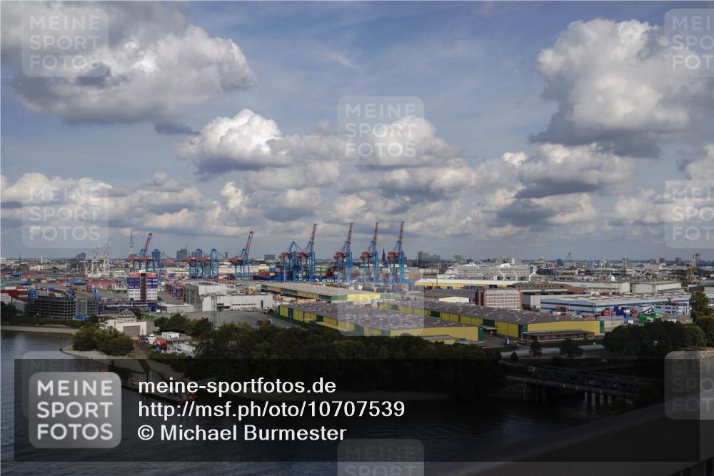 03.10.2026 - Köhlbrandbrückenlauf Michael Burmester http://msf.ph/oto/10707539 03.10.2026 14:53:21 Ziel  meine-sportfotos.de
