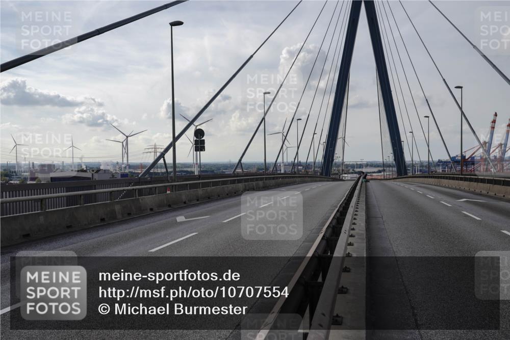 03.10.2026 - Köhlbrandbrückenlauf Michael Burmester http://msf.ph/oto/10707554 03.10.2026 15:00:55 Ziel  meine-sportfotos.de