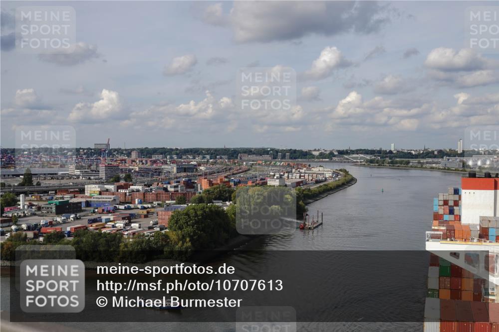 03.10.2026 - Köhlbrandbrückenlauf Michael Burmester http://msf.ph/oto/10707613 03.10.2026 15:04:59 Ziel  meine-sportfotos.de