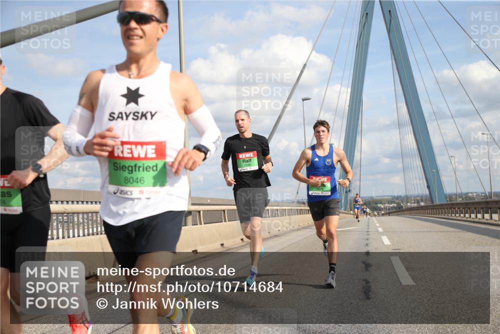 03.10.2026 - Köhlbrandbrückenlauf Jannik Wohlers http://msf.ph/oto/10714684 03.10.2026 15:17:59 Position 1 74, 8046, 7886, 7879 meine-sportfotos.de