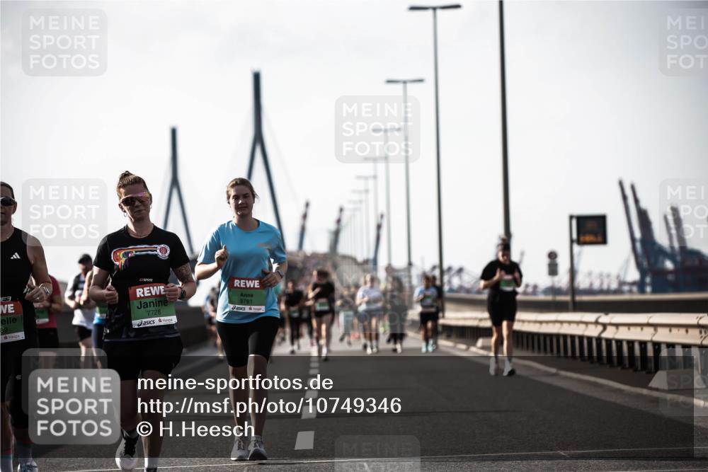 03.10.2026 - Köhlbrandbrückenlauf H.Heesch http://msf.ph/oto/10749346 03.10.2026 16:07:16 Position 3 3, 89, 7728, 9781 meine-sportfotos.de