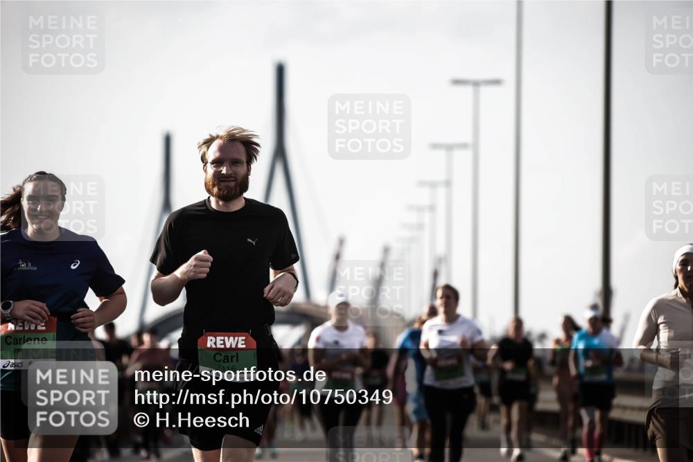 03.10.2026 - Köhlbrandbrückenlauf H.Heesch http://msf.ph/oto/10750349 03.10.2026 16:07:58 Position 3 11, 7117, 7116 meine-sportfotos.de