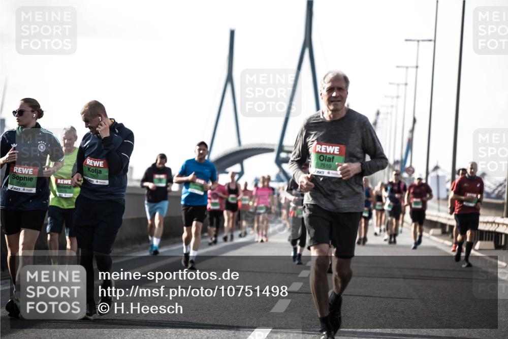 03.10.2026 - Köhlbrandbrückenlauf H.Heesch http://msf.ph/oto/10751498 03.10.2026 16:14:49 Position 3 7509, 7507, 7510, 25 meine-sportfotos.de