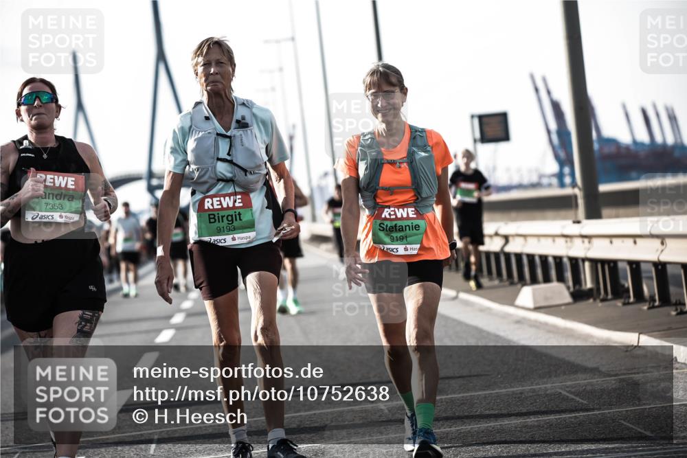 03.10.2026 - Köhlbrandbrückenlauf H.Heesch http://msf.ph/oto/10752638 03.10.2026 16:15:37 Position 3 7353, 9193, 9191 meine-sportfotos.de