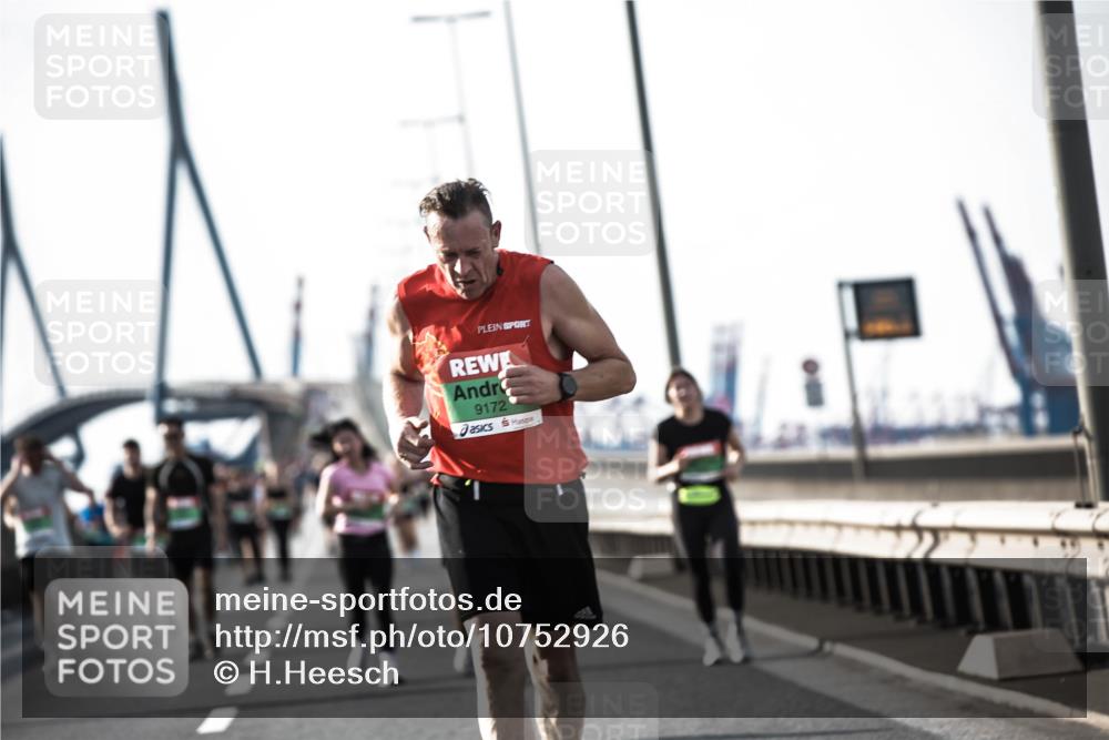03.10.2026 - Köhlbrandbrückenlauf H.Heesch http://msf.ph/oto/10752926 03.10.2026 16:15:44 Position 3 9172 meine-sportfotos.de