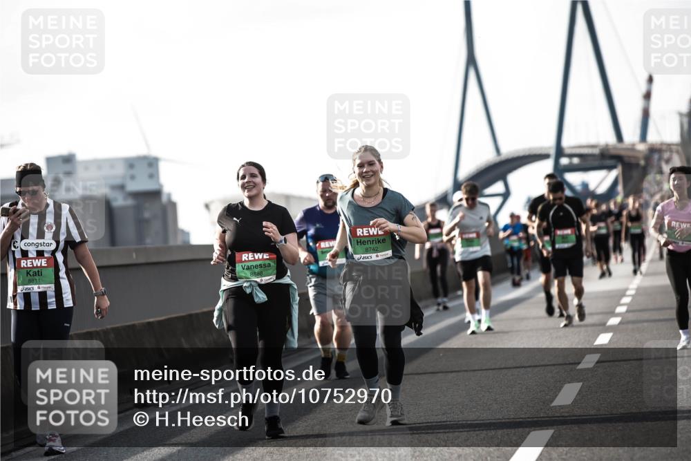 03.10.2026 - Köhlbrandbrückenlauf H.Heesch http://msf.ph/oto/10752970 03.10.2026 16:15:45 Position 3 88111, 8888, 8742 meine-sportfotos.de