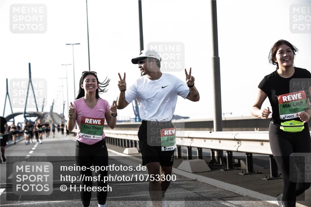 03.10.2026 - Köhlbrandbrückenlauf H.Heesch http://msf.ph/oto/10753300 03.10.2026 16:15:56 Position 3 9503, 9507, 946 meine-sportfotos.de