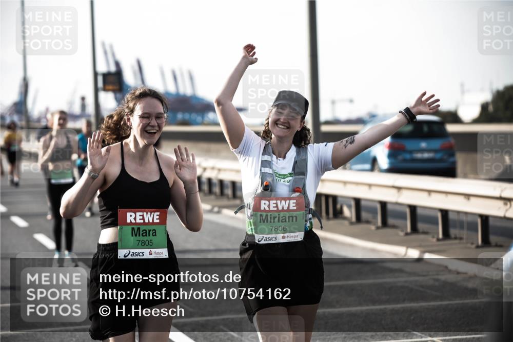 03.10.2026 - Köhlbrandbrückenlauf H.Heesch http://msf.ph/oto/10754162 03.10.2026 16:16:19 Position 3 7805, 7806 meine-sportfotos.de