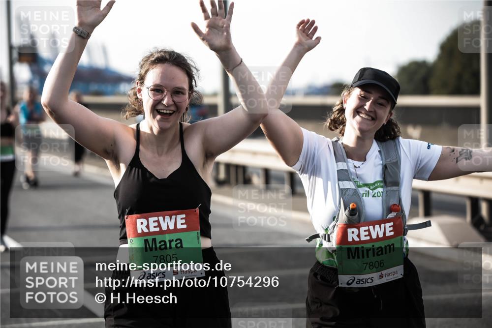 03.10.2026 - Köhlbrandbrückenlauf H.Heesch http://msf.ph/oto/10754296 03.10.2026 16:16:20 Position 3 7805, 20, 7806 meine-sportfotos.de