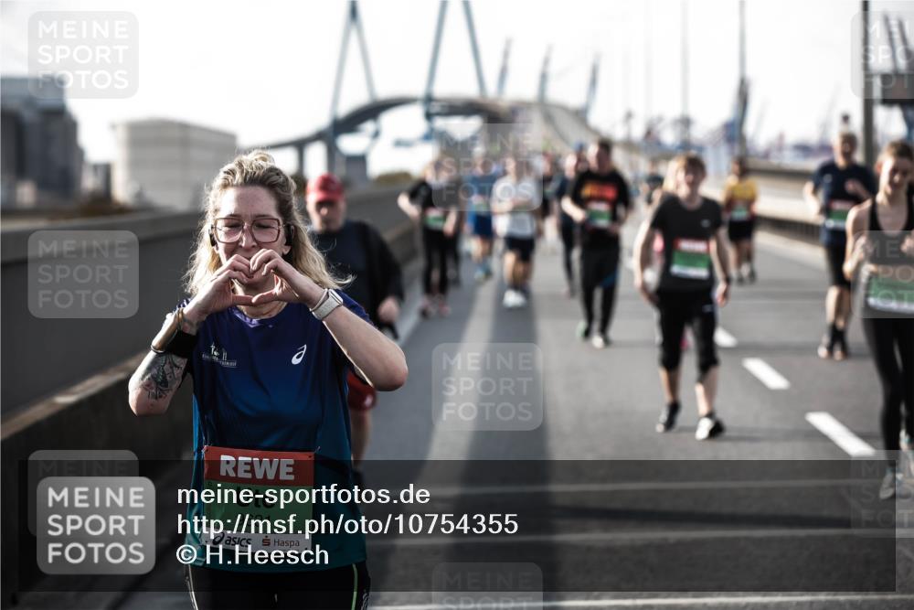 03.10.2026 - Köhlbrandbrückenlauf H.Heesch http://msf.ph/oto/10754355 03.10.2026 16:16:21 Position 3 9631 meine-sportfotos.de