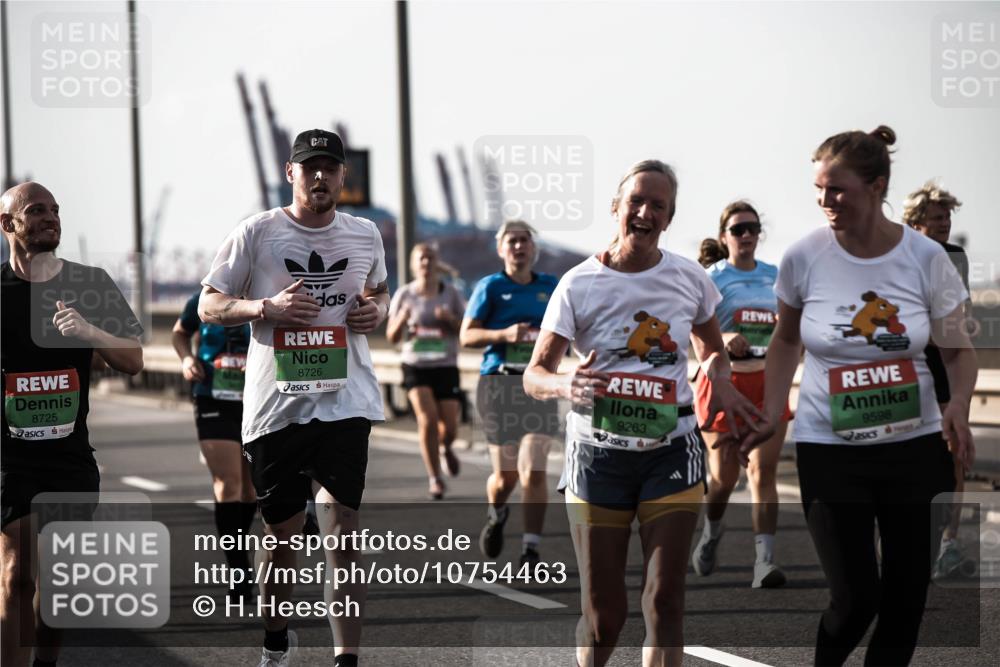 03.10.2026 - Köhlbrandbrückenlauf H.Heesch http://msf.ph/oto/10754463 03.10.2026 16:11:07 Position 3 8725, 8726, 9263, 9598 meine-sportfotos.de
