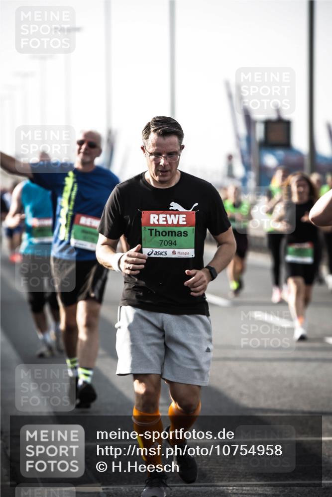 03.10.2026 - Köhlbrandbrückenlauf H.Heesch http://msf.ph/oto/10754958 03.10.2026 16:12:14 Position 3 7094 meine-sportfotos.de