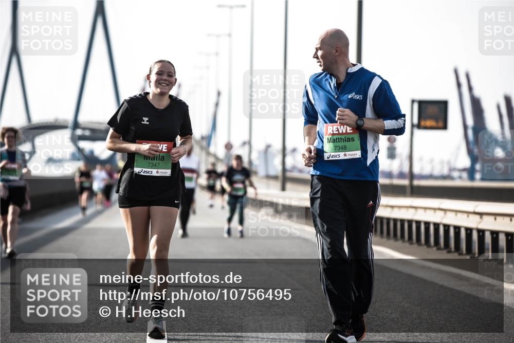 03.10.2026 - Köhlbrandbrückenlauf H.Heesch http://msf.ph/oto/10756495 03.10.2026 16:17:27 Position 3 7347, 7348 meine-sportfotos.de