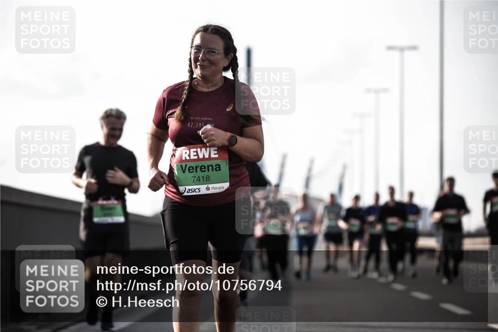 03.10.2026 - Köhlbrandbrückenlauf H.Heesch http://msf.ph/oto/10756794 03.10.2026 16:23:31 Position 3 42, 195, 7418 meine-sportfotos.de