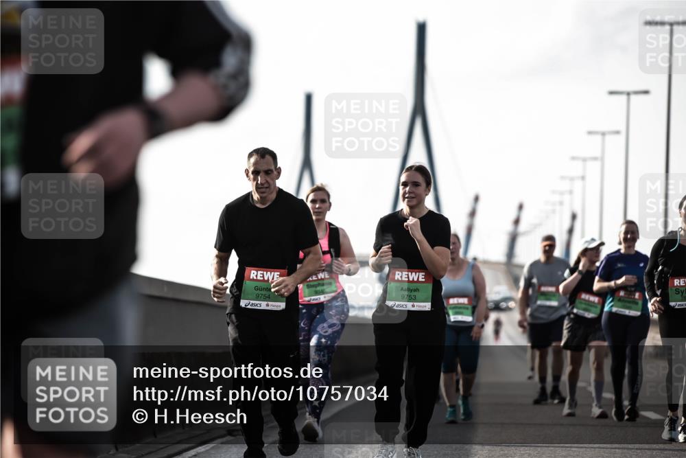 03.10.2026 - Köhlbrandbrückenlauf H.Heesch http://msf.ph/oto/10757034 03.10.2026 16:23:37 Position 3 9754, 9345, 9753 meine-sportfotos.de