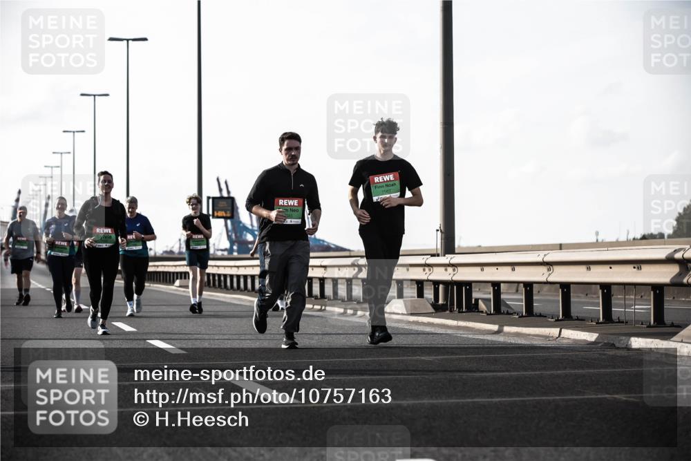 03.10.2026 - Köhlbrandbrückenlauf H.Heesch http://msf.ph/oto/10757163 03.10.2026 16:23:39 Position 3 7567 meine-sportfotos.de