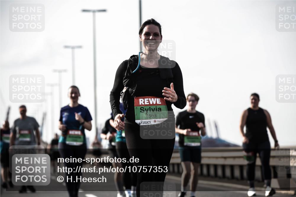 03.10.2026 - Köhlbrandbrückenlauf H.Heesch http://msf.ph/oto/10757353 03.10.2026 16:23:44 Position 3 7563 meine-sportfotos.de