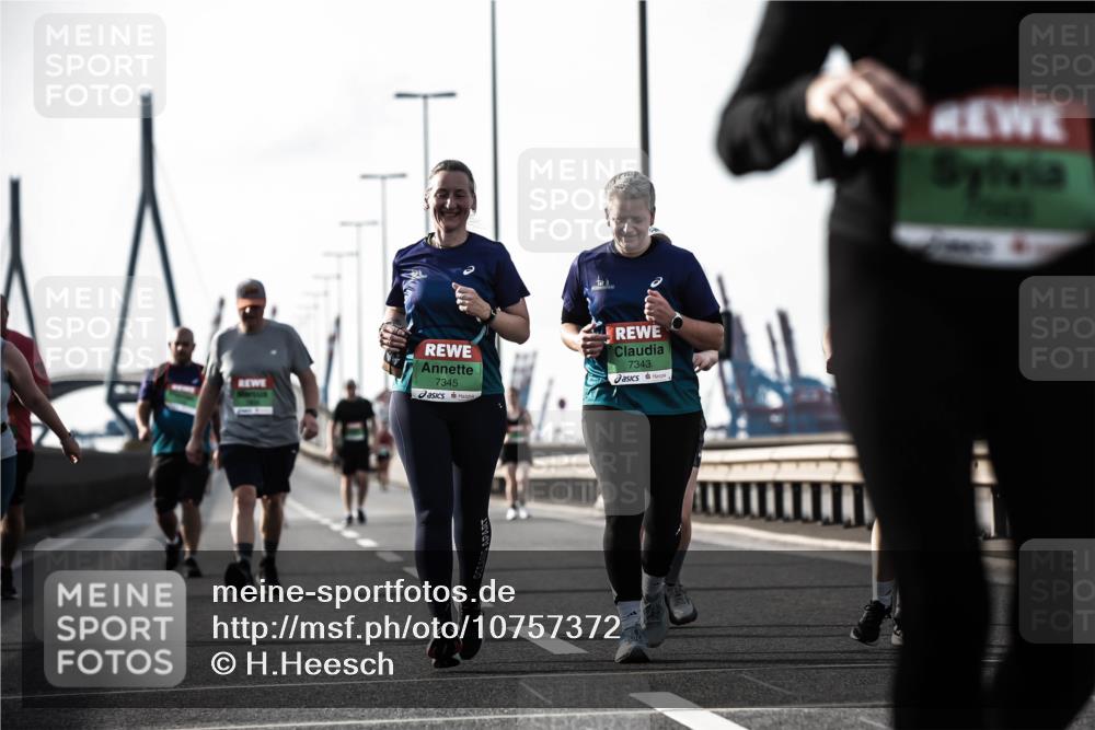 03.10.2026 - Köhlbrandbrückenlauf H.Heesch http://msf.ph/oto/10757372 03.10.2026 16:23:45 Position 3 7345, 7343 meine-sportfotos.de