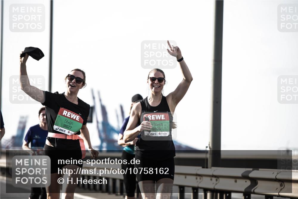 03.10.2026 - Köhlbrandbrückenlauf H.Heesch http://msf.ph/oto/10758162 03.10.2026 16:18:43 Position 3 9827, 9826 meine-sportfotos.de