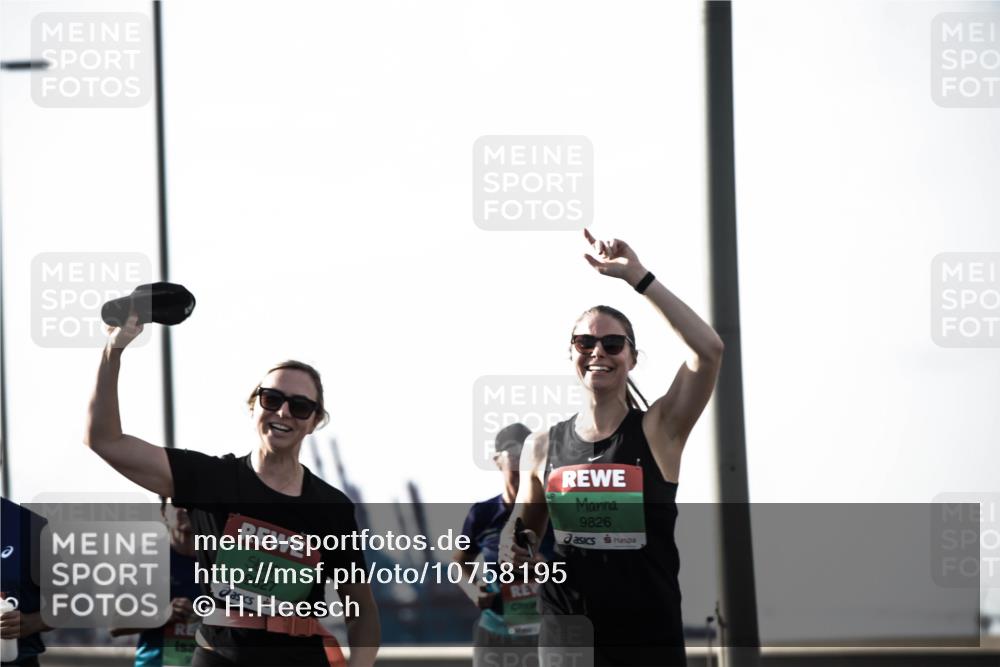 03.10.2026 - Köhlbrandbrückenlauf H.Heesch http://msf.ph/oto/10758195 03.10.2026 16:18:44 Position 3 9827, 9826 meine-sportfotos.de