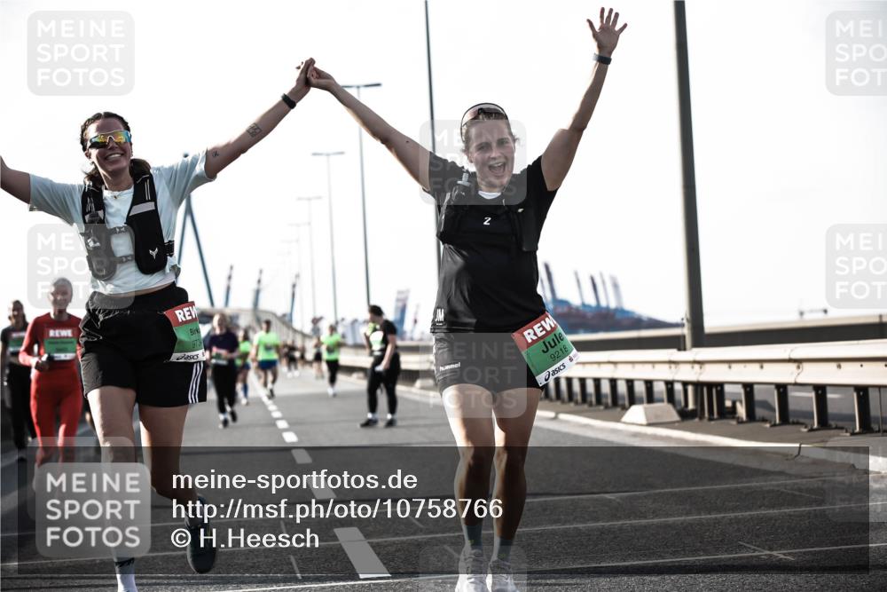 03.10.2026 - Köhlbrandbrückenlauf H.Heesch http://msf.ph/oto/10758766 03.10.2026 16:18:53 Position 3 9734, 9218 meine-sportfotos.de