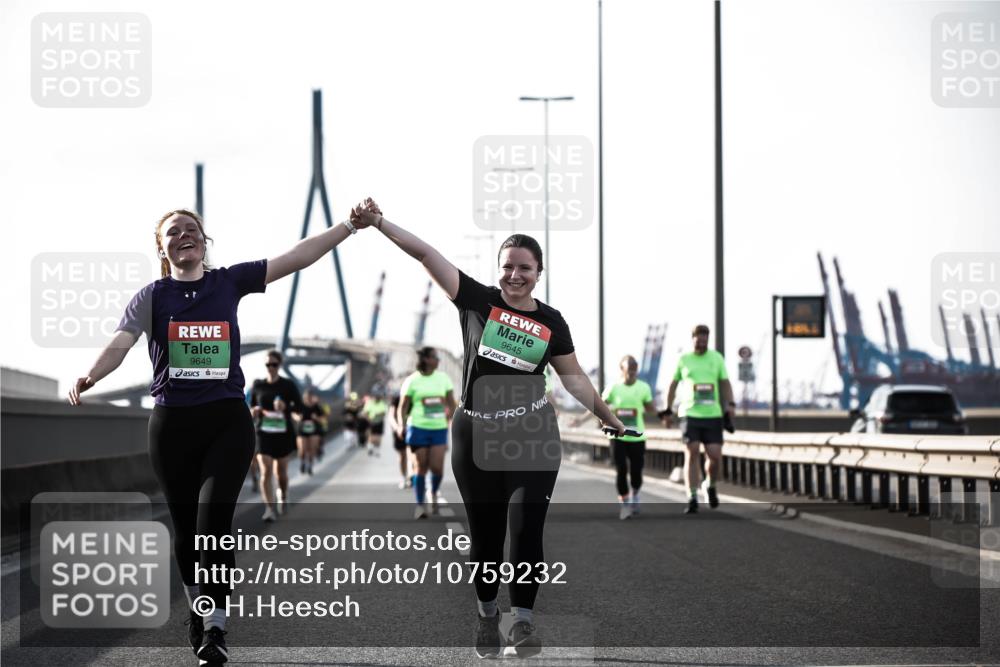 03.10.2026 - Köhlbrandbrückenlauf H.Heesch http://msf.ph/oto/10759232 03.10.2026 16:19:03 Position 3 9649, 9645 meine-sportfotos.de
