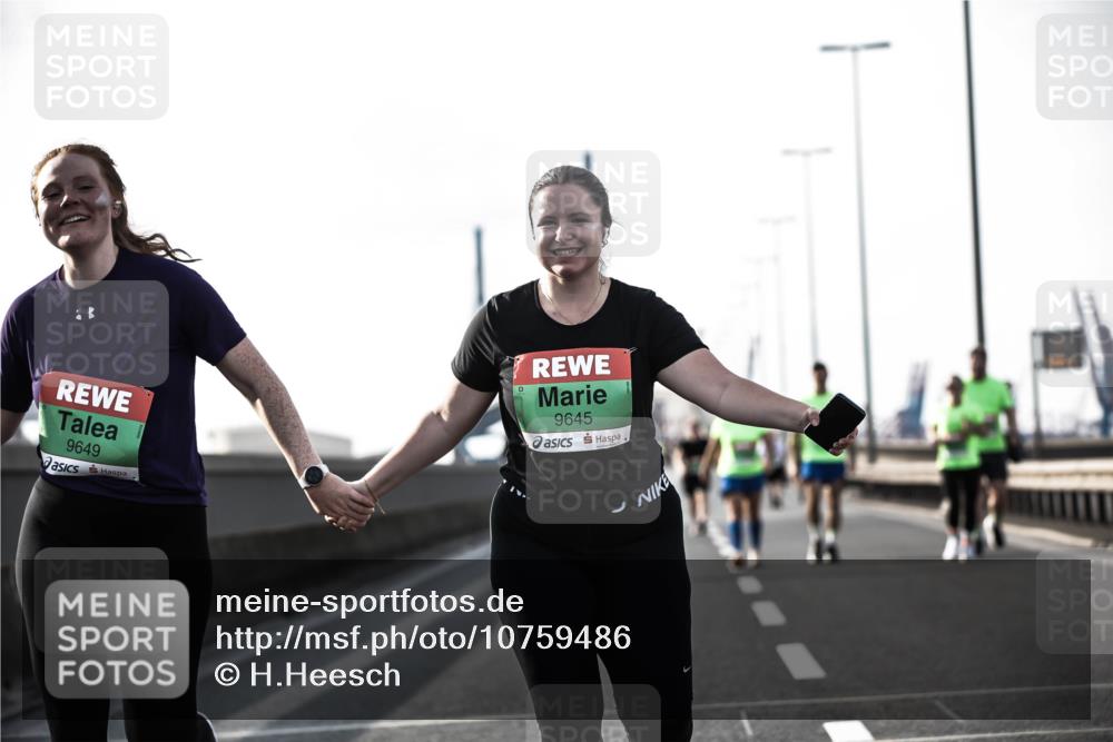 03.10.2026 - Köhlbrandbrückenlauf H.Heesch http://msf.ph/oto/10759486 03.10.2026 16:19:06 Position 3 9649, 9645 meine-sportfotos.de