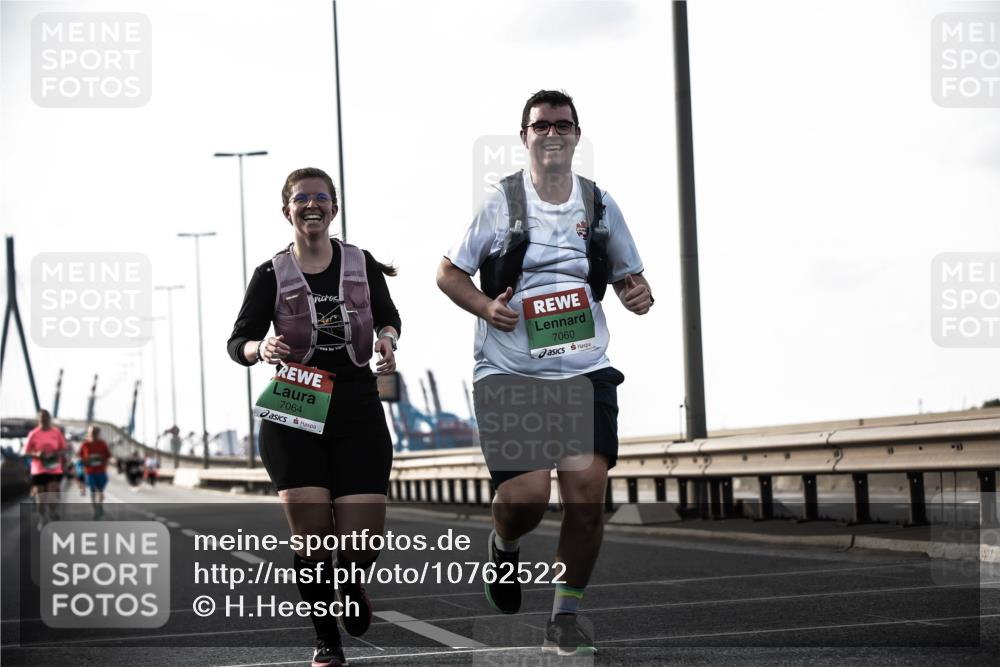 03.10.2026 - Köhlbrandbrückenlauf H.Heesch http://msf.ph/oto/10762522 03.10.2026 16:21:49 Position 3 7060, 7064 meine-sportfotos.de