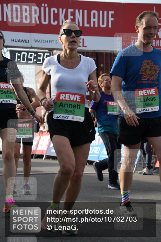 03.10.2026 - Köhlbrandbrückenlauf LenaG. http://msf.ph/oto/10762703 03.10.2026 16:09:35 Ziel 7308, 7840, 7841, 8003, 8268, 8513, 8550, 8618, 8649, 8714, 8827, 8868, 8962, 9169 meine-sportfotos.de